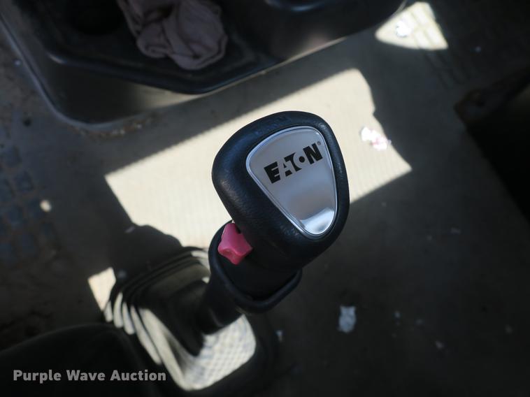 image for item DB8799 2003 Volvo VN semi truck