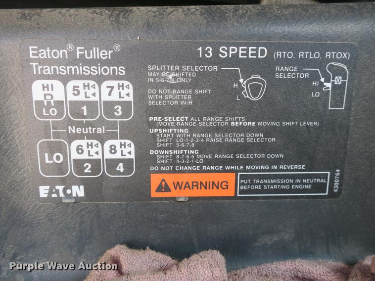 image for item DB8799 2003 Volvo VN semi truck