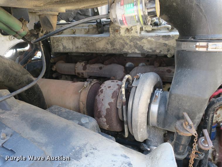 image for item DB8799 2003 Volvo VN semi truck