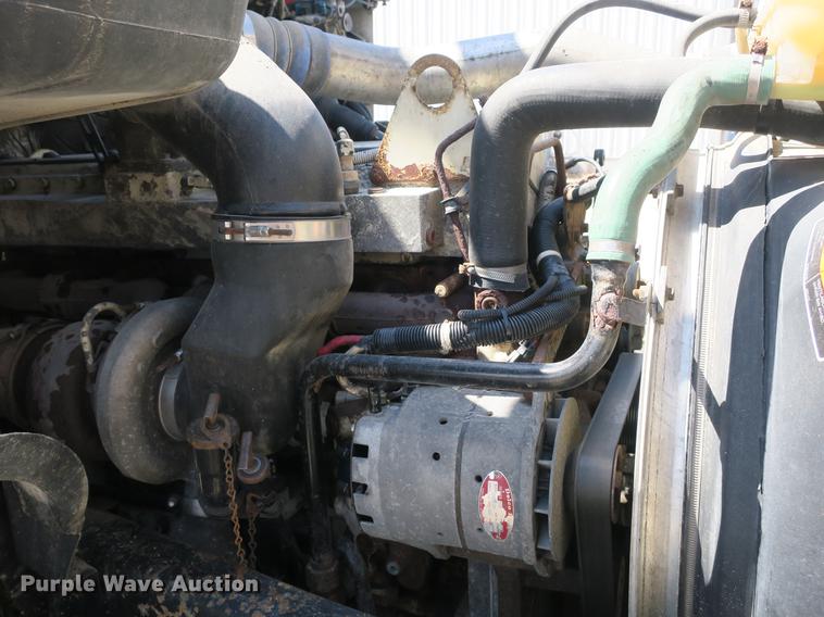 image for item DB8799 2003 Volvo VN semi truck