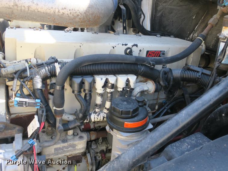 image for item DB8799 2003 Volvo VN semi truck