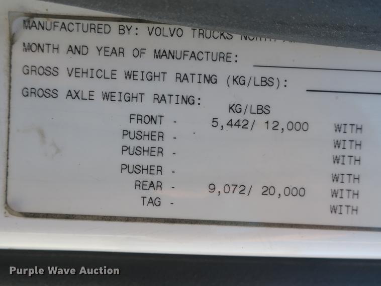 image for item DB8799 2003 Volvo VN semi truck