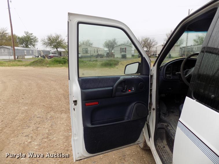 image for item DB9726 2000 GMC Safari van