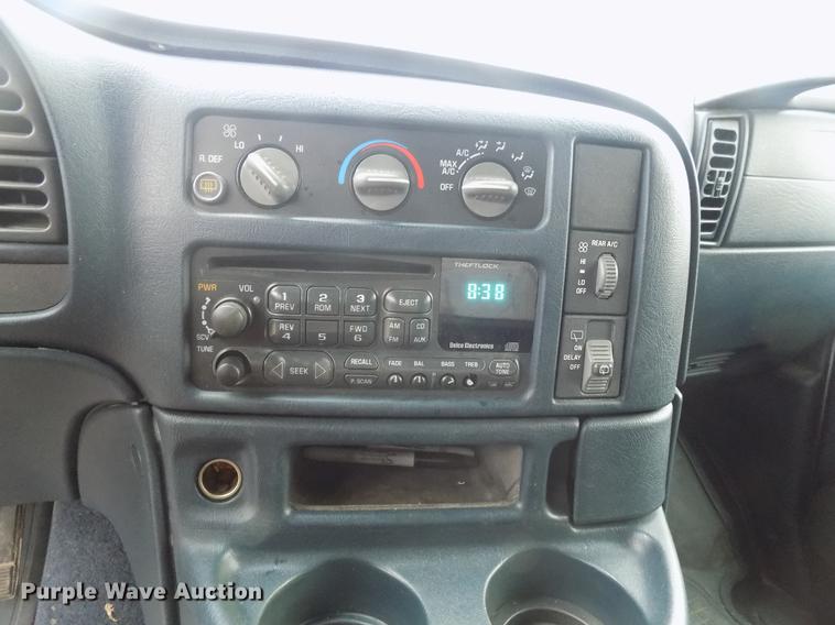 image for item DB9726 2000 GMC Safari van