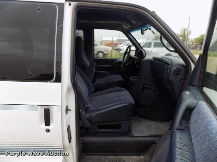 image for item DB9726 2000 GMC Safari van