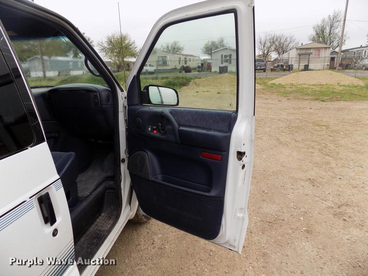 image for item DB9726 2000 GMC Safari van