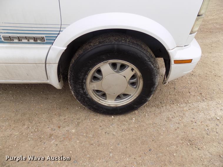 image for item DB9726 2000 GMC Safari van