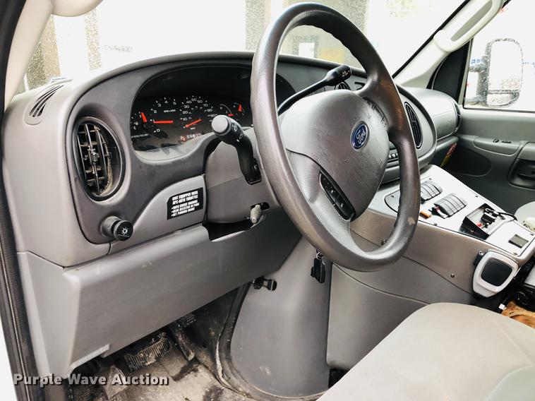 image for item DC8708 2008 Ford E350 Super Duty ambulance