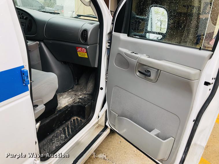 image for item DC8708 2008 Ford E350 Super Duty ambulance