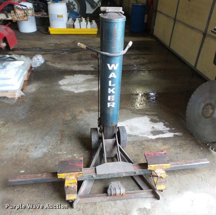 Walker bumper jack in Perryville, MO Item DD2256 sold Purple Wave