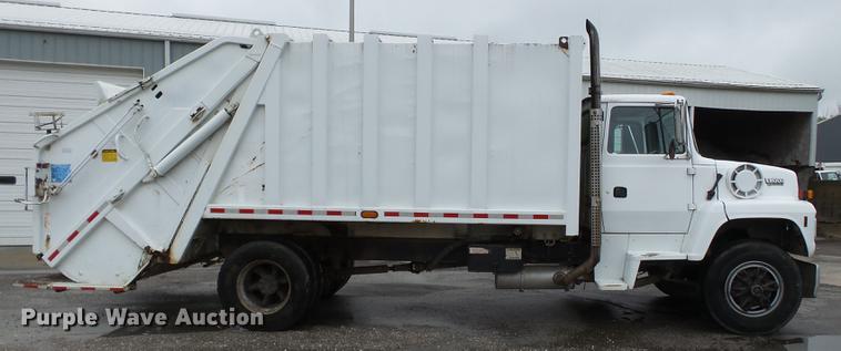 image for item DD2264 1994 Ford L8000 refuse truck