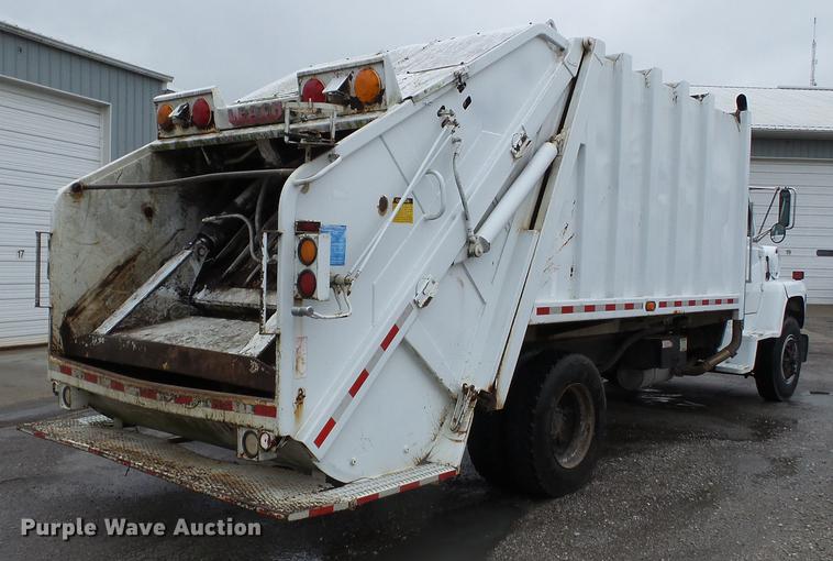 image for item DD2264 1994 Ford L8000 refuse truck