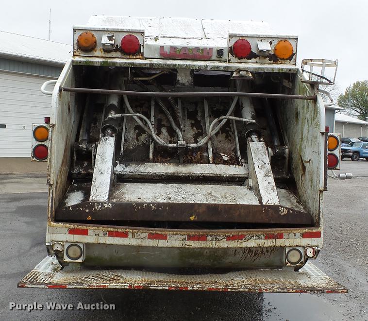 image for item DD2264 1994 Ford L8000 refuse truck