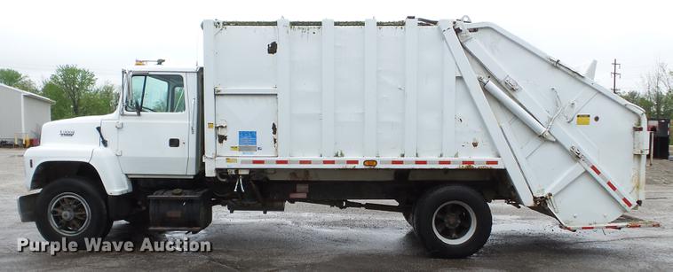image for item DD2264 1994 Ford L8000 refuse truck