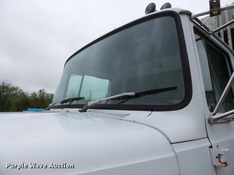 image for item DD2264 1994 Ford L8000 refuse truck