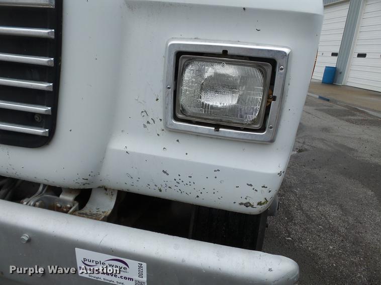 image for item DD2264 1994 Ford L8000 refuse truck