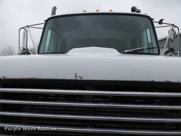 image for item DD2264 1994 Ford L8000 refuse truck
