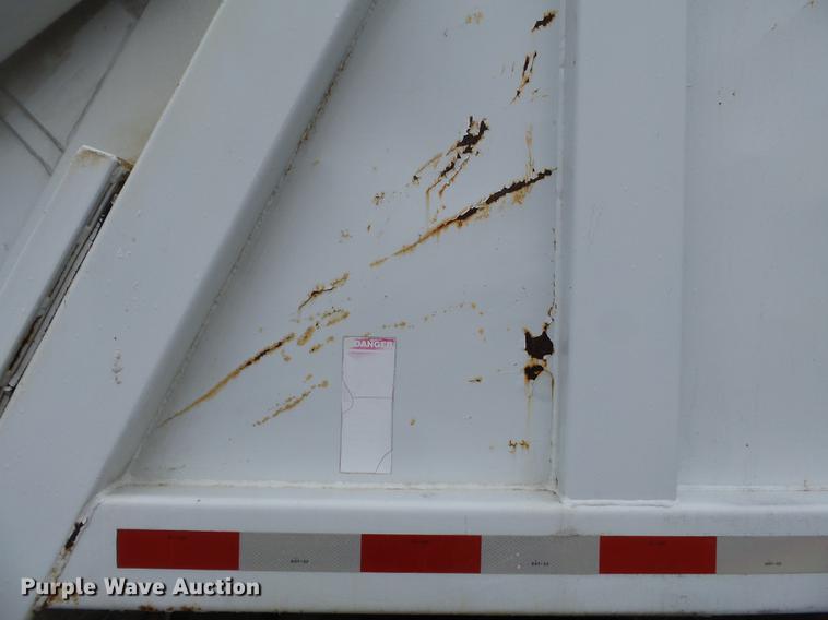 image for item DD2264 1994 Ford L8000 refuse truck