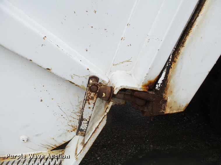 image for item DD2264 1994 Ford L8000 refuse truck