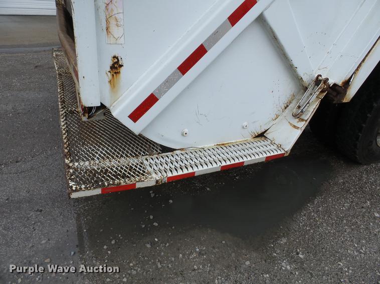 image for item DD2264 1994 Ford L8000 refuse truck