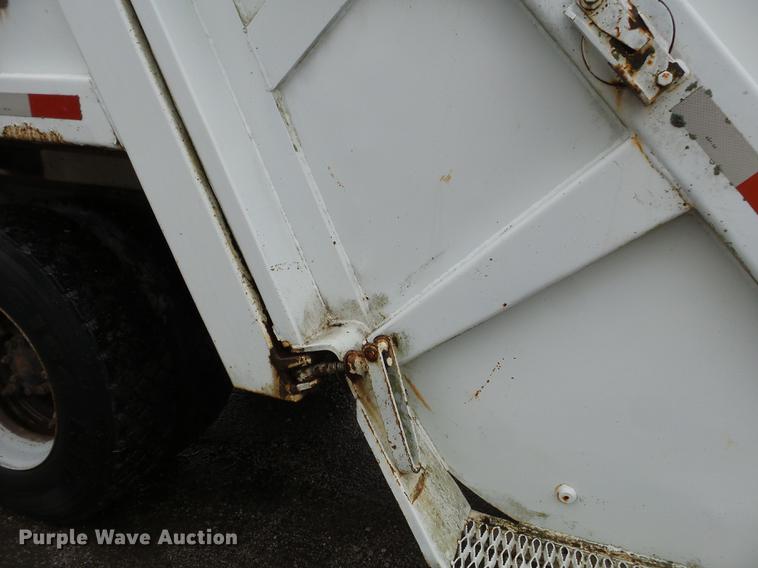image for item DD2264 1994 Ford L8000 refuse truck