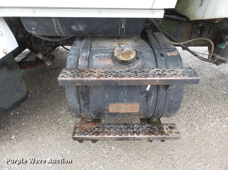 image for item DD2264 1994 Ford L8000 refuse truck