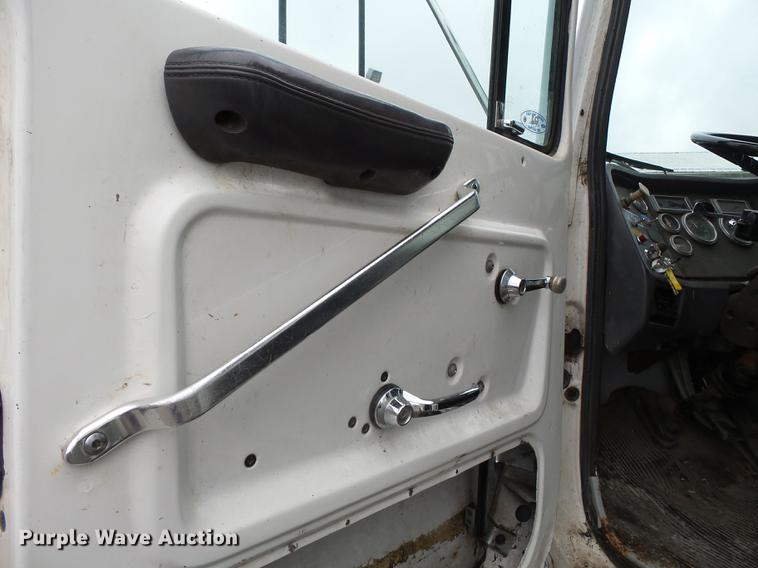 image for item DD2264 1994 Ford L8000 refuse truck