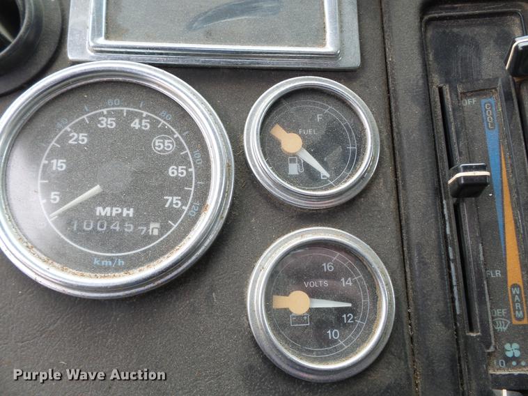 image for item DD2264 1994 Ford L8000 refuse truck