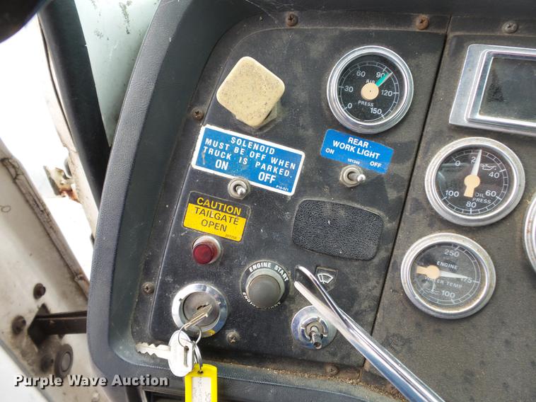 image for item DD2264 1994 Ford L8000 refuse truck