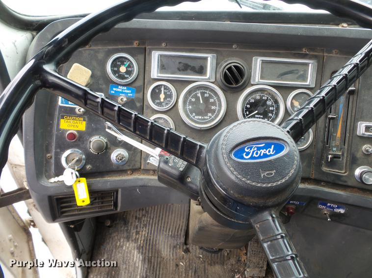 image for item DD2264 1994 Ford L8000 refuse truck