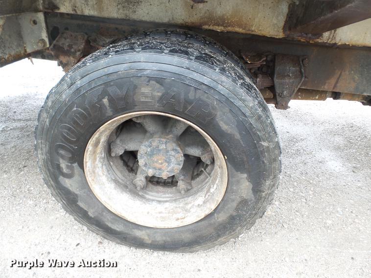 image for item DD2264 1994 Ford L8000 refuse truck