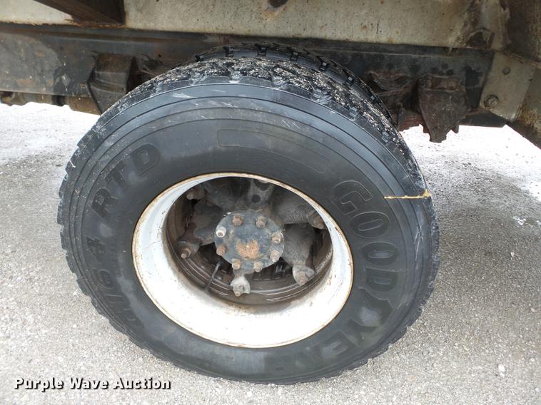 image for item DD2264 1994 Ford L8000 refuse truck