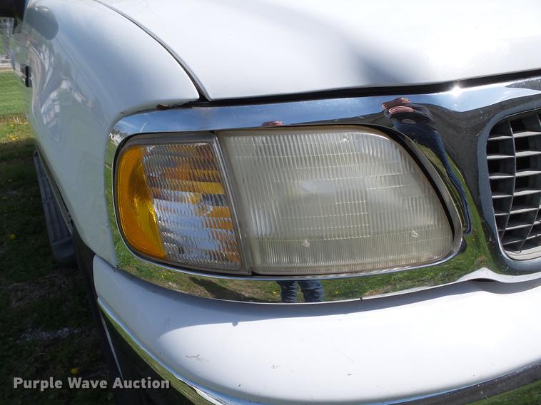 image for item DD2296 2000 Ford Expedition SUV