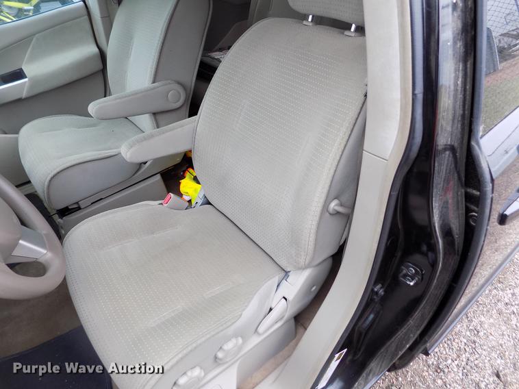 image for item DE1210 2006 Nissan Quest van