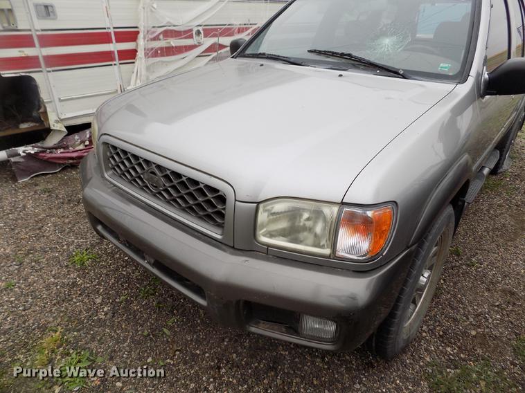 image for item DE1217 2000 Nissan Pathfinder SE SUV