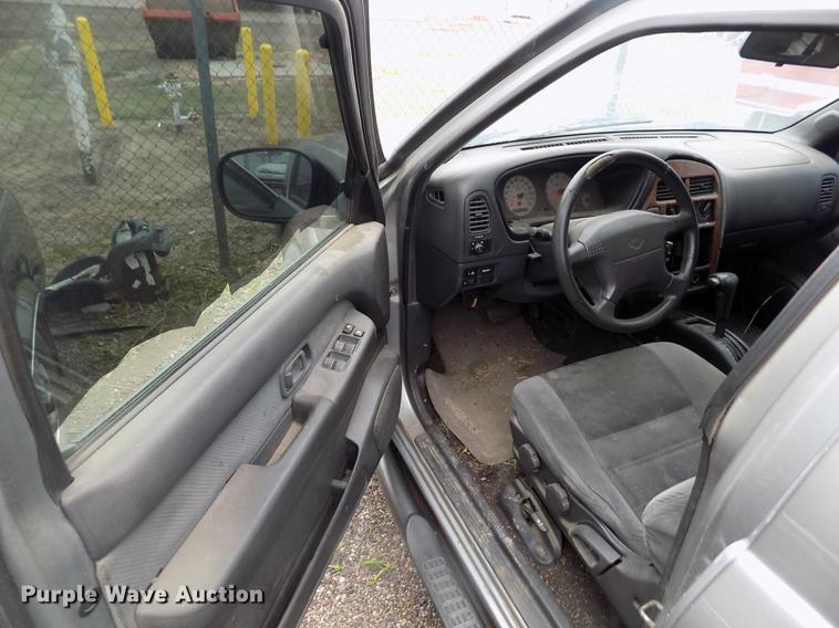 image for item DE1217 2000 Nissan Pathfinder SE SUV