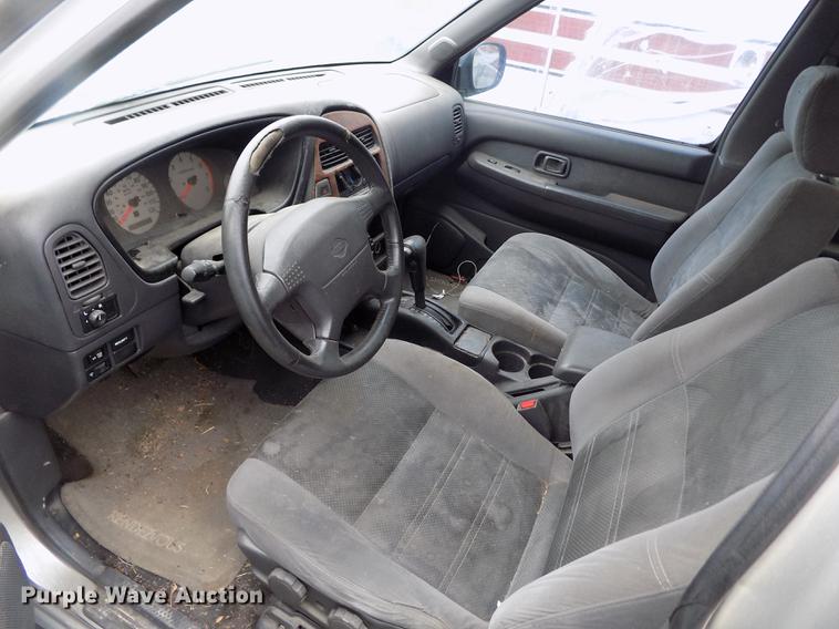 image for item DE1217 2000 Nissan Pathfinder SE SUV