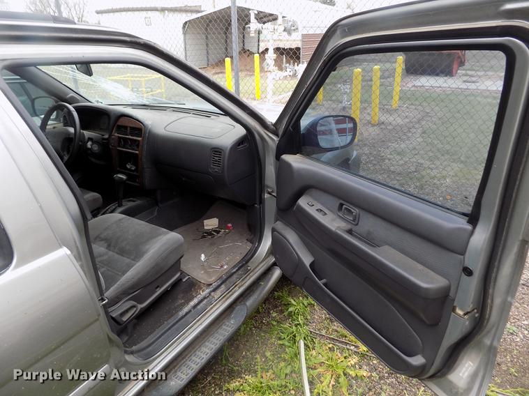 image for item DE1217 2000 Nissan Pathfinder SE SUV