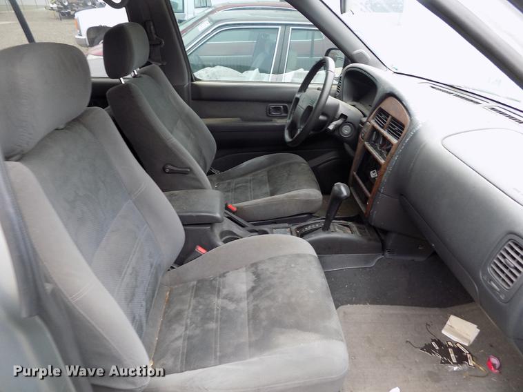 image for item DE1217 2000 Nissan Pathfinder SE SUV