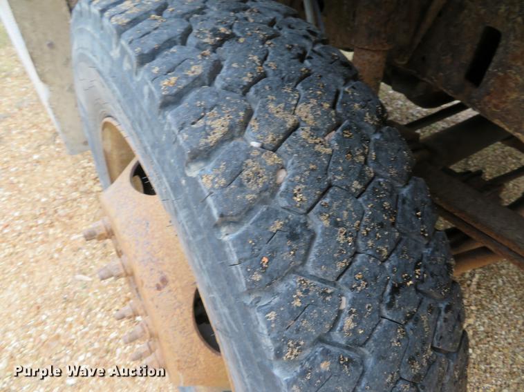 image for item DE8027 2002 Ford F550 Super Duty XL dump flatbed truck