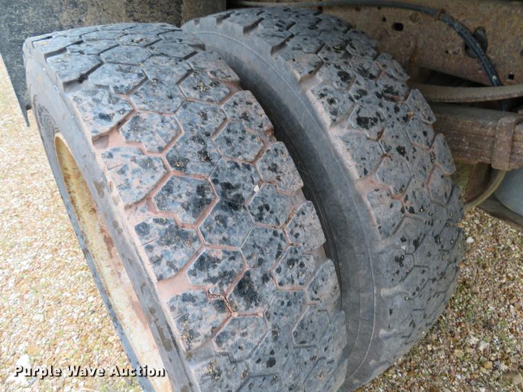 image for item DE8027 2002 Ford F550 Super Duty XL dump flatbed truck