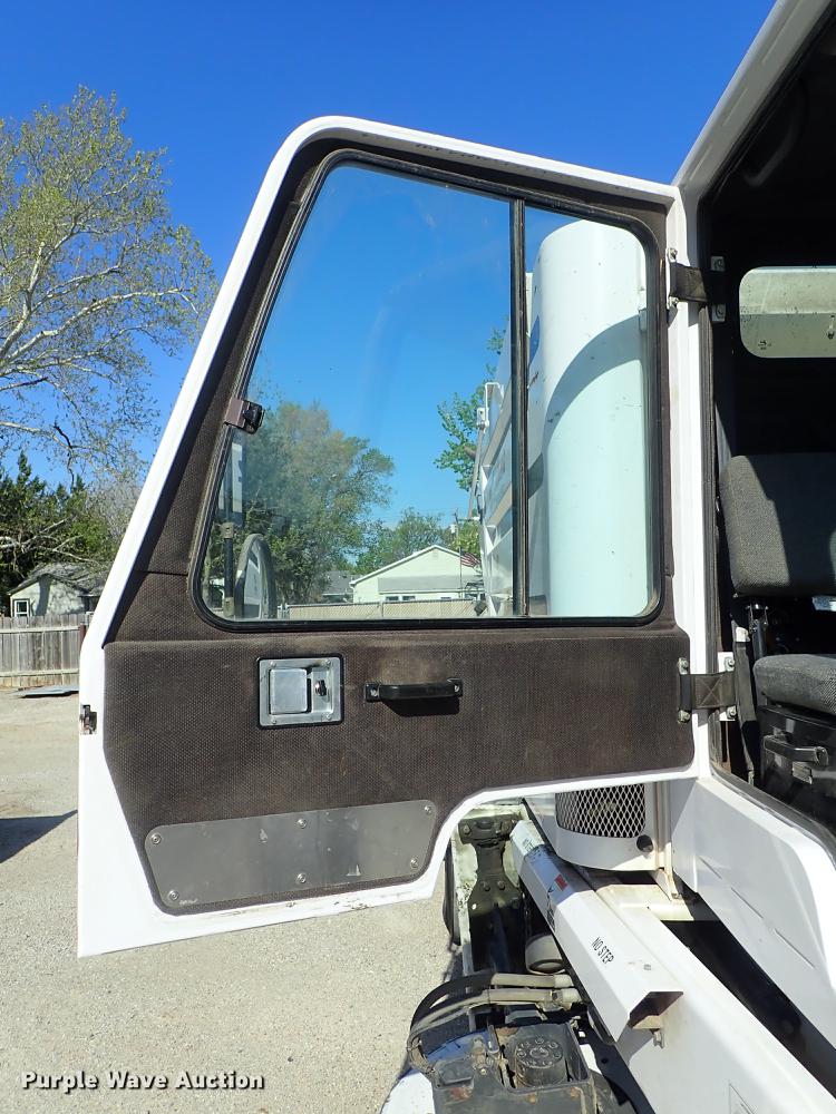 image for item DF1167 2009 Allianz Johnston MX450 street sweeper