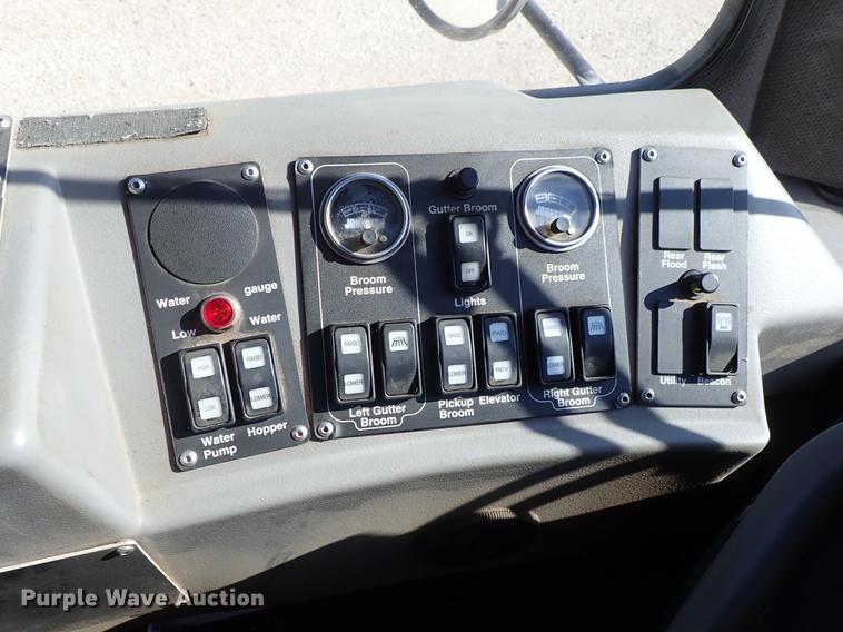 image for item DF1167 2009 Allianz Johnston MX450 street sweeper