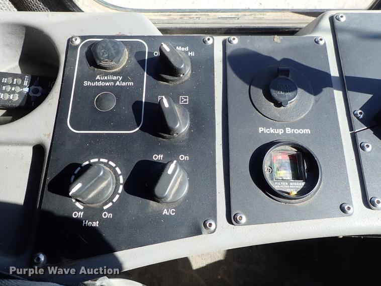 image for item DF1167 2009 Allianz Johnston MX450 street sweeper