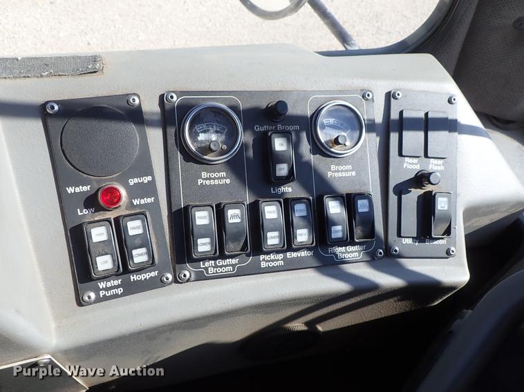 image for item DF1167 2009 Allianz Johnston MX450 street sweeper