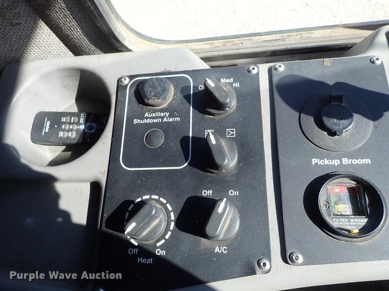 image for item DF1167 2009 Allianz Johnston MX450 street sweeper