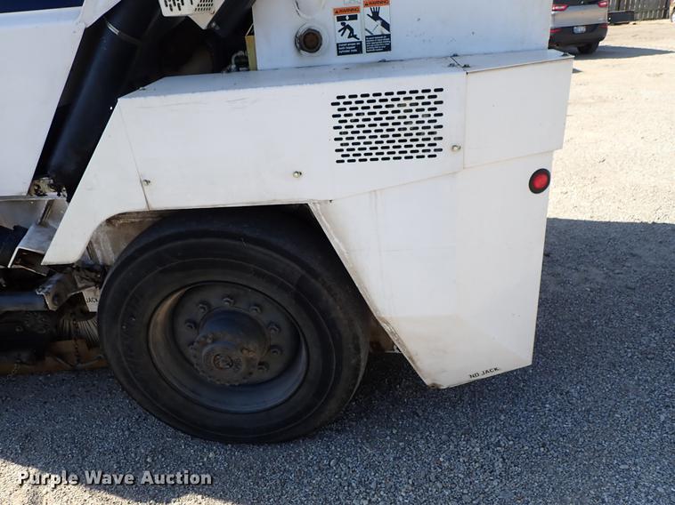 image for item DF1167 2009 Allianz Johnston MX450 street sweeper