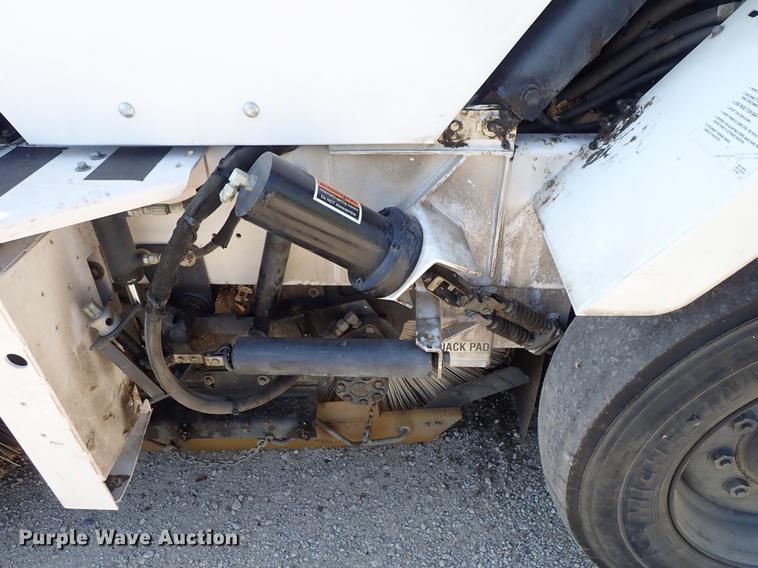 image for item DF1167 2009 Allianz Johnston MX450 street sweeper