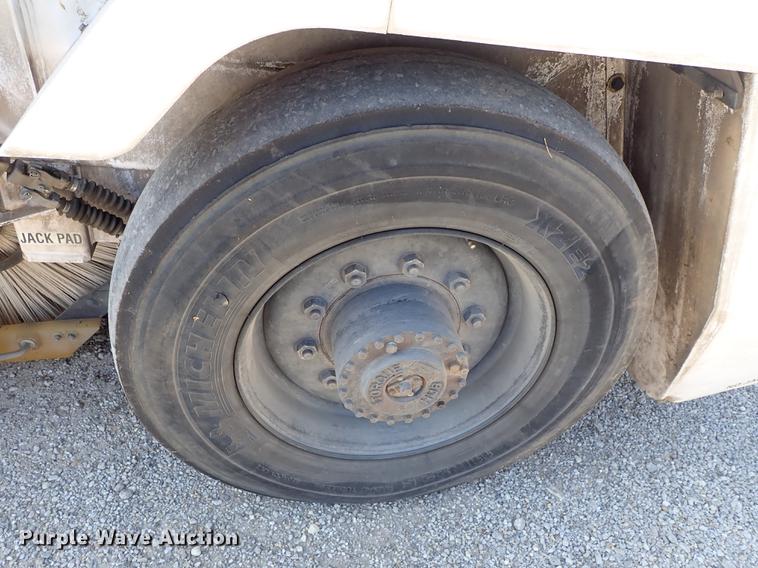 image for item DF1167 2009 Allianz Johnston MX450 street sweeper