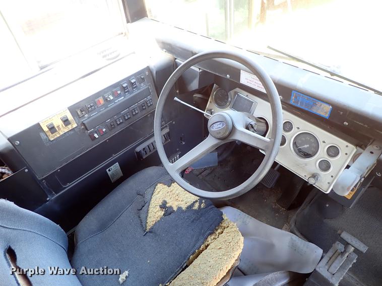 image for item DF1173 1992 Ford B700 school bus